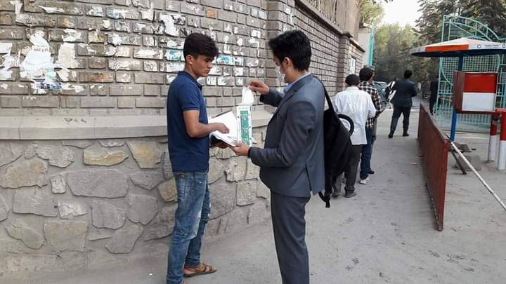 samsoor_watan's tweet photo. 2 September 2017: Founder of ELH Nasratullah Mateen conducted air pollution campaign with other Afghan environmental activists, campaign included masks distribution and air pollution brochures. Campaign was done in Kabul Univ and Kabul Education Univ.
#environment
#Air_Pollution https://t.co/cGrWHJokN3