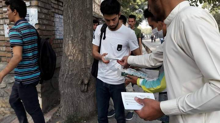 samsoor_watan's tweet photo. 2 September 2017: Founder of ELH Nasratullah Mateen conducted air pollution campaign with other Afghan environmental activists, campaign included masks distribution and air pollution brochures. Campaign was done in Kabul Univ and Kabul Education Univ.
#environment
#Air_Pollution https://t.co/cGrWHJokN3