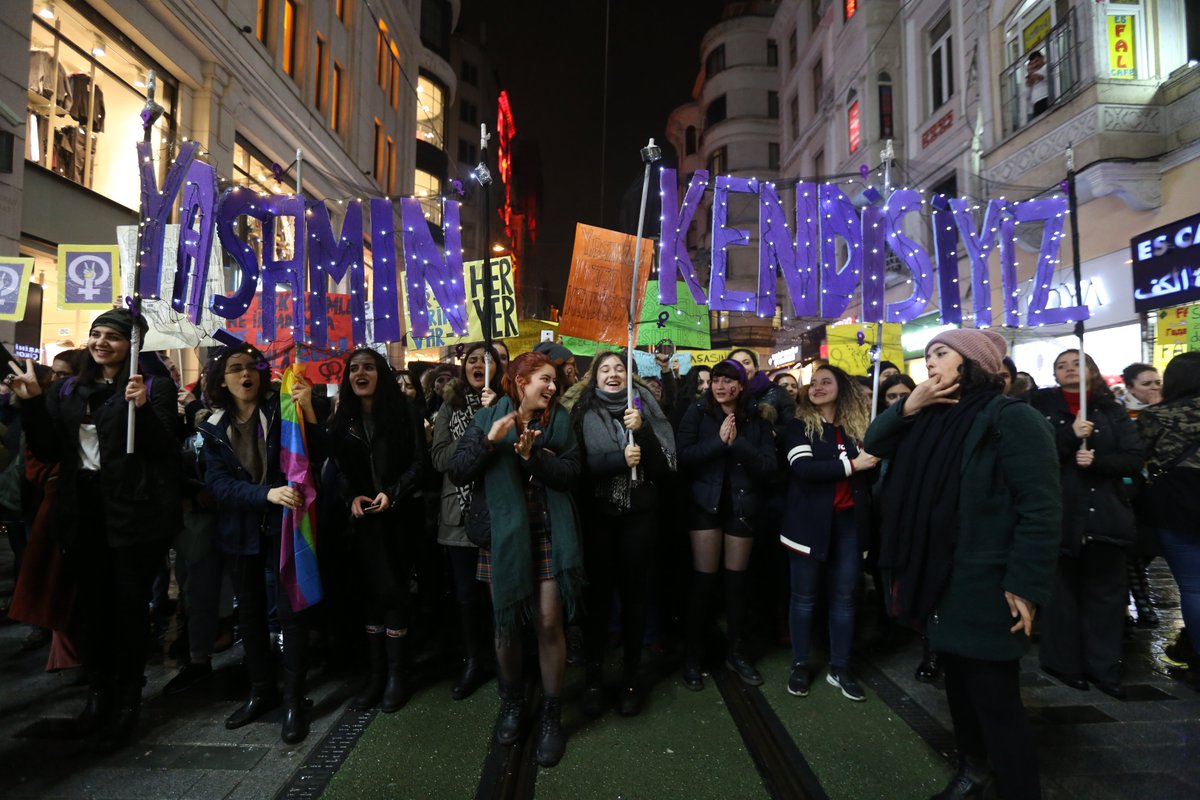 Kadına Yönelik Şiddete Karşı Uluslararası Mücadele Günü’nde birbirimize umut olan, yaşadığı dünyayı değiştiren, dönüştüren dayanışmamızla güçlenmeye devam ediyoruz. Kadın+’lara, LGBTİ+’lara, çocuklara, hayvanlara yönelik tüm saldırılara karşı verdiğimiz mücadeleden vazgeçmiyoruz!