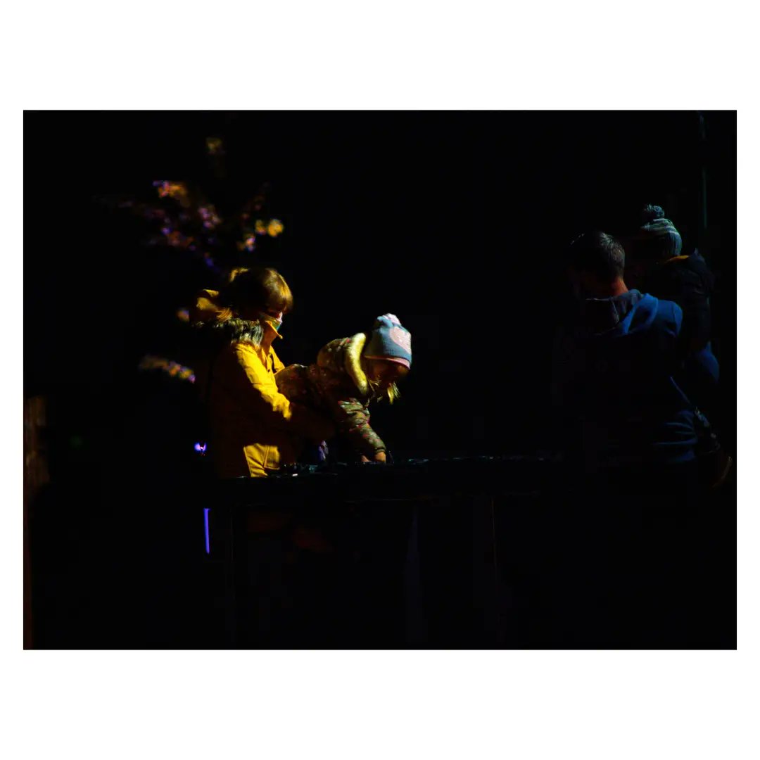 Jahangi19637697's tweet image. A moment. #photography #streetphotography #lightshadows #amoment #family