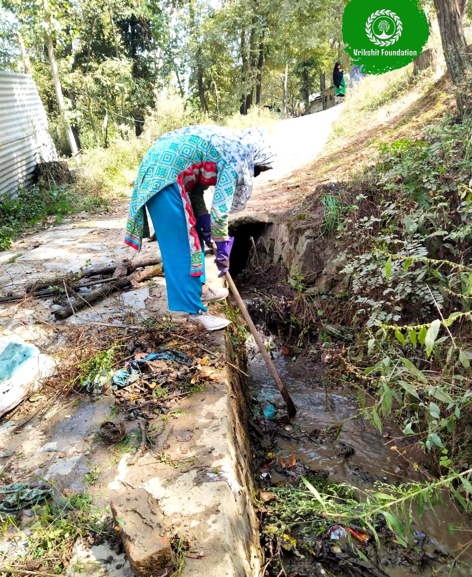 vrikshit's tweet photo. "Cleanliness is next to Godliness."

The firm resolve of Vrikshit's Kashmir team to bring about change convinced us that the region is bound to become better. We strongly believe that with cleanliness, peace and happiness will soon return to the valley with our shared efforts. ❤️ https://t.co/7C0au8Gwg2