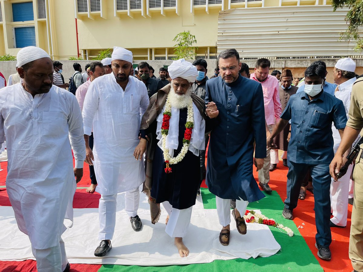 akbarowaisii's tweet photo. Today along with Maulana Mufti Khaleel Ahmed Chancellor Shaikh-ul-Jamia Nizamia, Home Minister Mohd Mehmood Ali, Waqf board Chairman Mohd Saleem &amp; others Laid Foundation Stone of Secretariat Masjids. https://t.co/wWfFg1JcJW