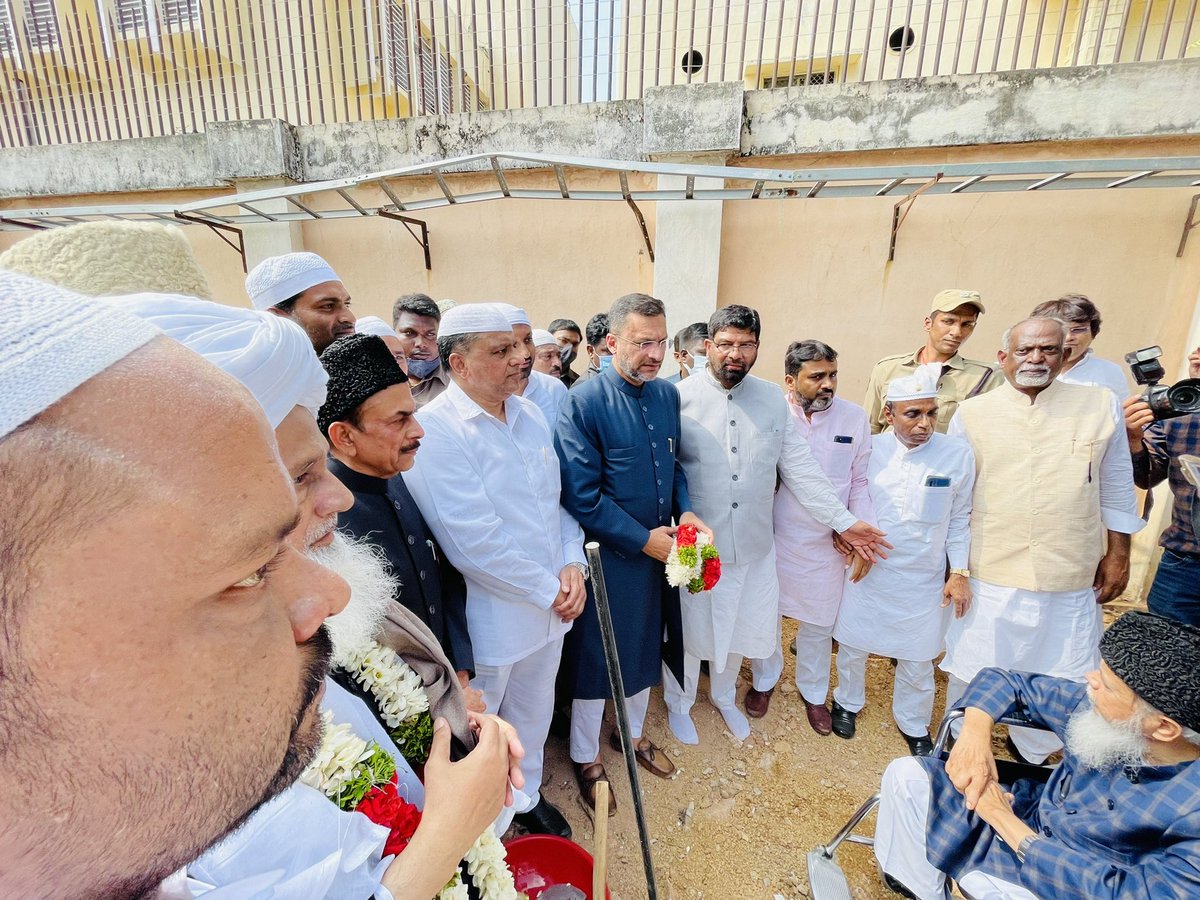 akbarowaisii's tweet photo. Today along with Maulana Mufti Khaleel Ahmed Chancellor Shaikh-ul-Jamia Nizamia, Home Minister Mohd Mehmood Ali, Waqf board Chairman Mohd Saleem &amp; others Laid Foundation Stone of Secretariat Masjids. https://t.co/wWfFg1JcJW