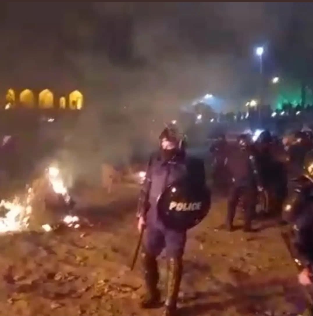 Ramori2013's tweet photo. شامگاه ۳ آذر ۱۴۰۰ وحوش خامنه ای به چادرهای کشاورزان معترض در اصفهان به طرز وحشیانه ای حمله ور شدند تا مانع از گسترش اعتراضات این زحمتکشان شوند #اصفهان_تنها_نیست  #نه_به_جمهوری‌_اسلامی https://t.co/LdqcxkMw0t