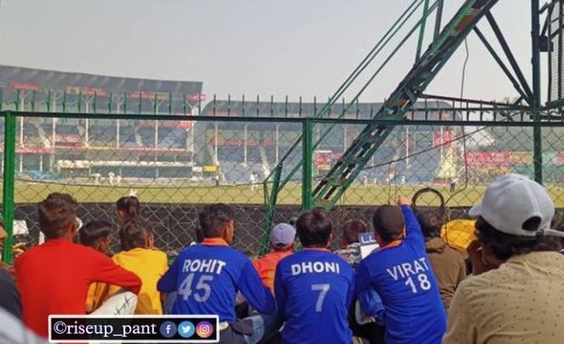 ms_dhoni_077's tweet photo. Fans ho to Aise ho , toxicity to har jagh Hai 😏 
Kitna parivarik mahool hai ❤️ #NZvIND https://t.co/0M6tKmzONT
