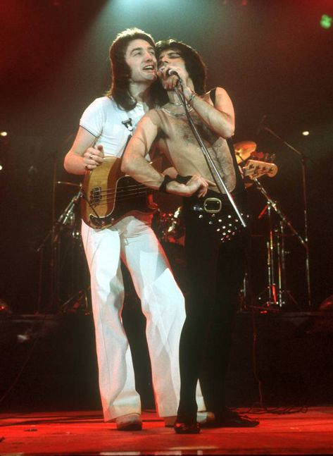 Musiccorner34's tweet photo. could you choose between the best duo? tbh i don't think i know how to choose ❤️❤️🥰
#BohemianRapsody #FreddieMercury #FreddieMercury30 #freddiemercuryday #music https://t.co/qlBKWwIxMs