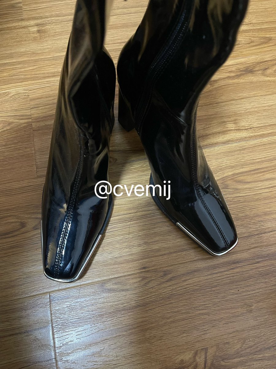 CoComylikeit's tweet photo. #原味丝袜 #平底鞋 #高跟鞋 #扫楼 #打胶 #足交线下 #原味靴子 #反差婊 女朋友的闺蜜那天和女朋友一起去朋友家吃饭结果看到她闺蜜鞋子在外边 对闺蜜的鞋子一直惦记很久了 那天还穿了黑丝实在忍不住就说车里还有瓶酒拿出来喝出门直接拿鞋子就放车里 又香又臭最后还在她朋友圈看到穿的照片 xdm说怎么玩好 https://t.co/Za0JvmyYfq