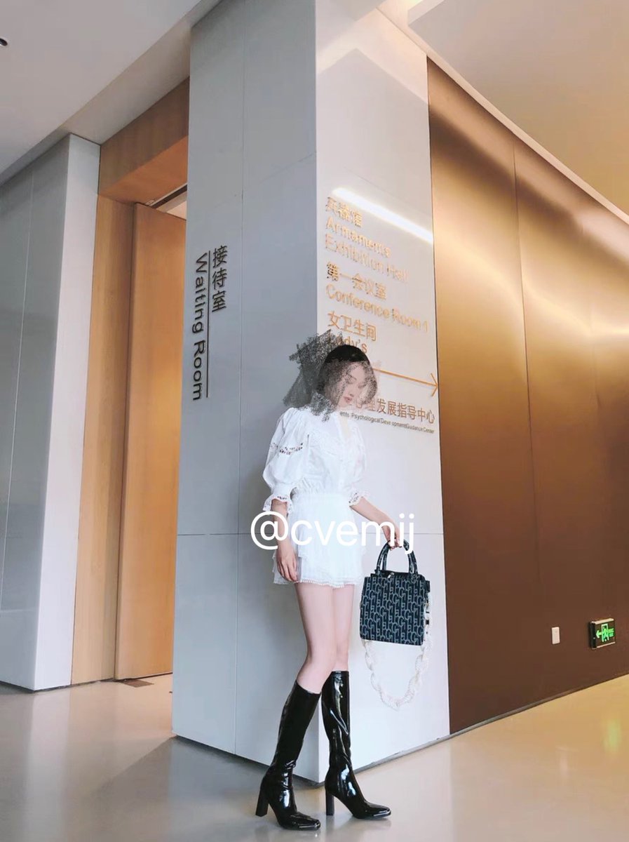 CoComylikeit's tweet photo. #原味丝袜 #平底鞋 #高跟鞋 #扫楼 #打胶 #足交线下 #原味靴子 #反差婊 女朋友的闺蜜那天和女朋友一起去朋友家吃饭结果看到她闺蜜鞋子在外边 对闺蜜的鞋子一直惦记很久了 那天还穿了黑丝实在忍不住就说车里还有瓶酒拿出来喝出门直接拿鞋子就放车里 又香又臭最后还在她朋友圈看到穿的照片 xdm说怎么玩好 https://t.co/Za0JvmyYfq