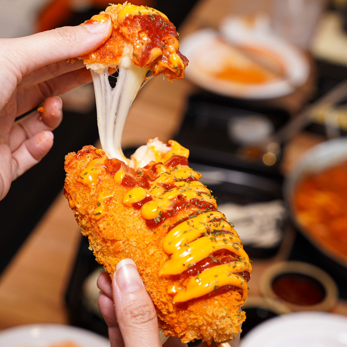 kstreat_th's tweet photo. รวบรวมความยืด ด ด ดด ~ ~ ของคอร์นด็อกสุดฮิต 🌭
#KStrEAT  #KStrEATFoodHall #Samyanmitrtown #KoreanFood https://t.co/ukBF94Gsts