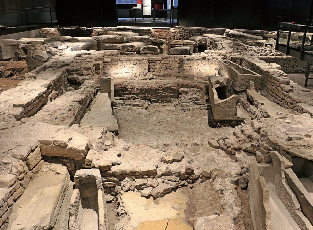 #patrimoine | La nécropole de #Luxeuil révèle ses richesses
Au cœur de la Franche-Comté, la commune de Luxeuil-les-Bains abrite un patrimoine insoupçonné : une immense nécropole de plus de 150 sarcophages, implantée dans l’église Saint-Martin et ses abords.