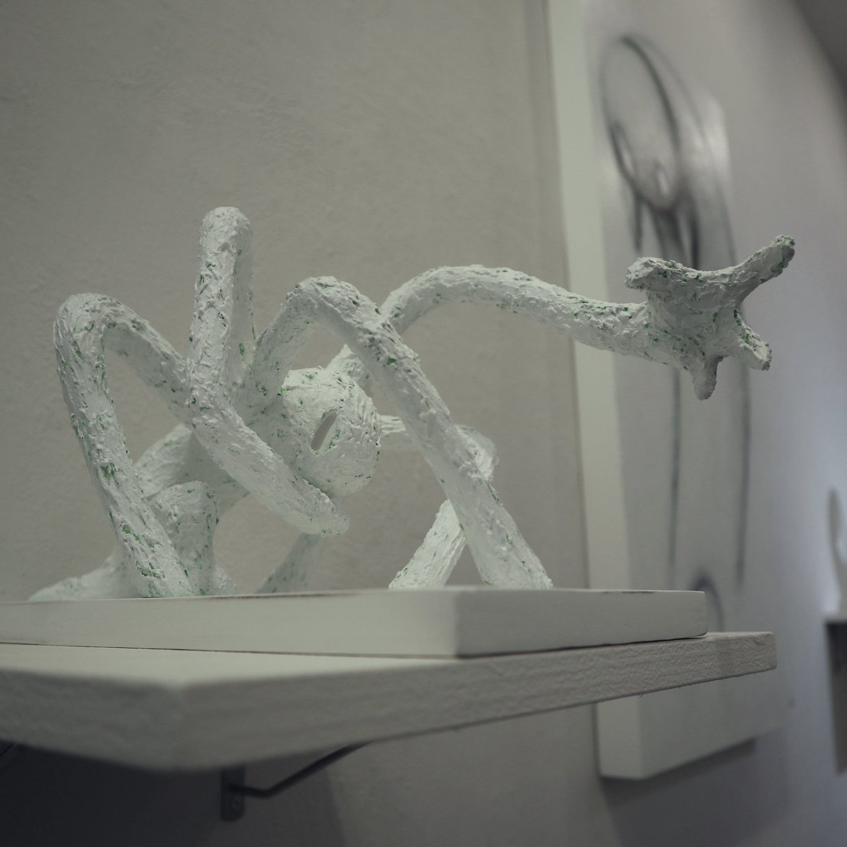 takesugata's tweet photo. 2019年TAKE展「ガタメ」出展作品
-
テかズ（2019年制作）
-
@opagallery 
#ガタメ
#作品_テかズ
#TAKE展2019年
#TAKE展
#個展
#しんぱくん
#現代アート
#立体作品
#contemporaryart
#japaneseart
#japaneseartist https://t.co/Ec1Ot3WJ4p