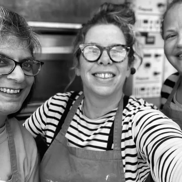stonehambake's tweet image. Our smiley team are ready baking at the start of a new week. Doors will open at 10am, with lots of bread available. Come along to our Bakehouse on Stoneham Road and grab something for yourself. 
#happybakers #communitysupportedbakery #socentbakers #buysocial #buylocal