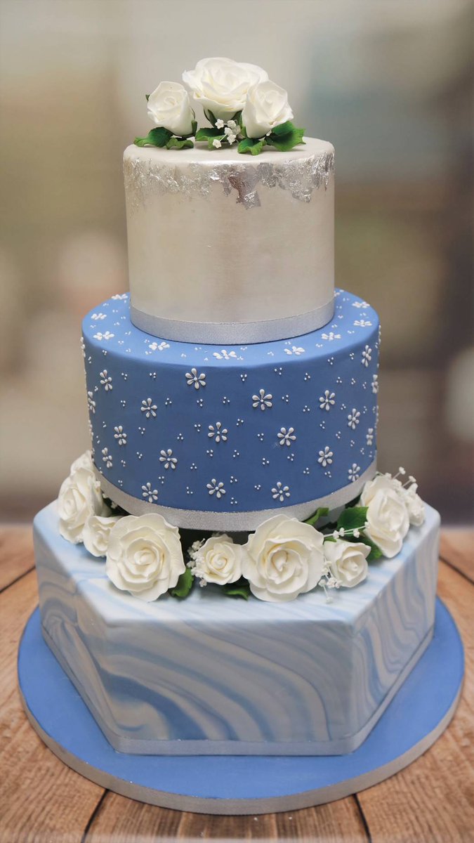 Interesting shapes and textures with beautiful sugarcraft flowers and edible silver leaf 😍 

#bespokecakeexeter #weddingcake  #weddingcakeexeter #marbletier #piping #silverleaf #sugarcraftflowers #blueandwhite #exeterweddings  #weddingsouthwest #craftycakesexeter