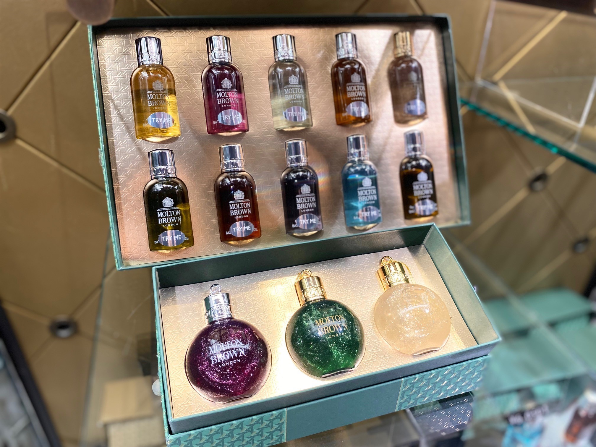 西武渋谷店 ギフトに最適 モルトンブラウン は使用感に加えデザインにも心奪われます オーナメント型のバス Amp シャワージェルはツリーに飾っても 税込5 500円以上お買いあげで バス Amp シャワージェル 30ml 1個 写真2枚目 プレゼント