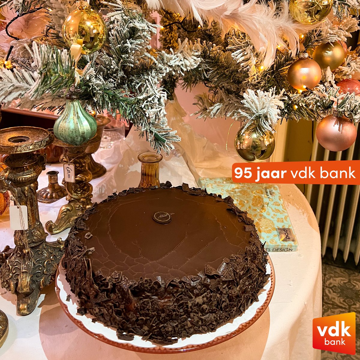 vdkbank's tweet photo. vdk bank viert vandaag haar 95e #verjaardag. Als #duurzame en #ethische bank is dit een enorme mijlpaal. #vdkbank is een bank voor iedereen en dit al sinds 1926. Bedankt iedereen voor het vertrouwen. 🎂🧡 https://t.co/w0T0KYZZhs