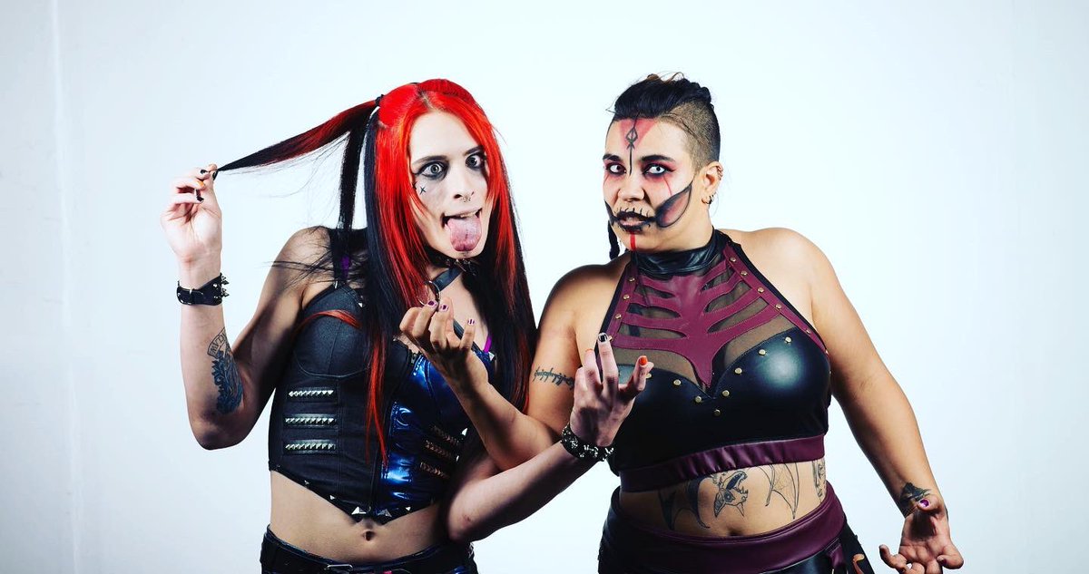 And NEEEEWWW Lucha Libre & Laughs tag team champions 
New shiny toys 😈😵‍💫
.
.
📸 Chris de la Vega
📸 Adambphoto

#reygangrimez #theunhingedangel #theunhingedangelreygangrimez #lilithgrimm #thebonecollector #thebonecollectorlilithgrimm #grimmandgrimez #llltagteamchampions