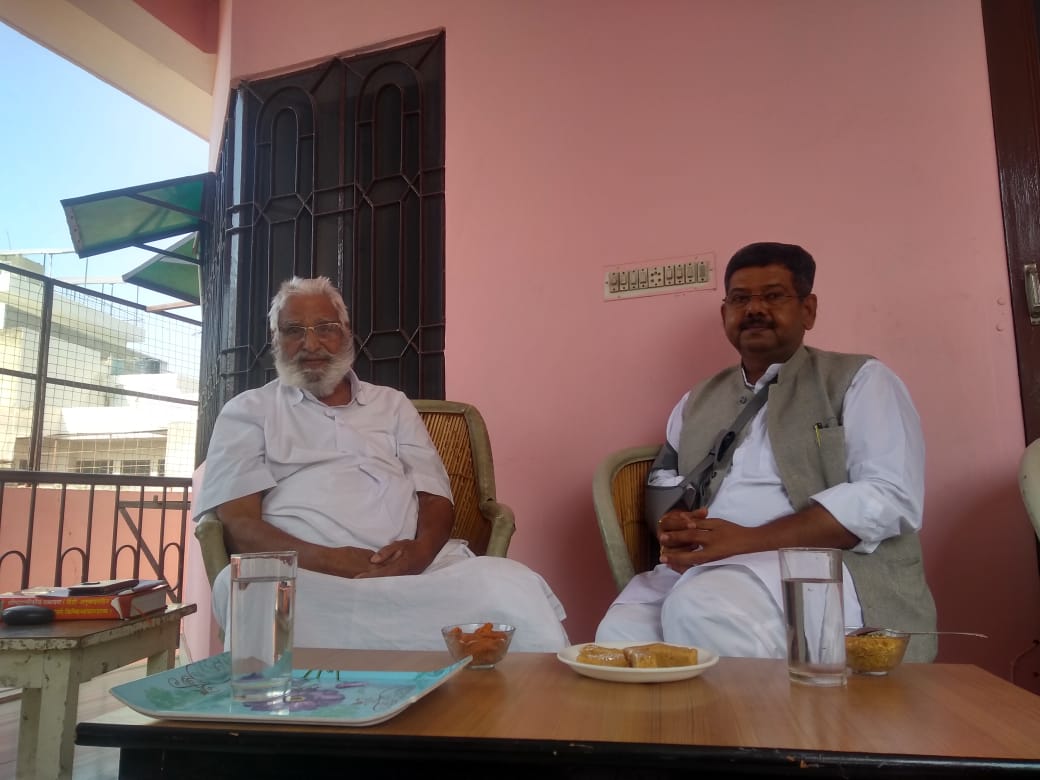 1stIndiaNews's tweet photo. #Jaipur: भगवान सिंह रोलसाहेबसर से मिलने पहुंचे भंवर सिंह भाटी

कल क्षत्रिय युवक संघ की बैठक में नहीं आ पाए थे भाटी, आज पहुंचे युवक संघ प्रमुख का आशीर्वाद लेने, दिसंबर में क्षत्रिय युवक संघ का हीरक जयंती कार्यक्रम

@BSBhatiInc @yogesh2727sh1 https://t.co/BPRJEcrv4h
