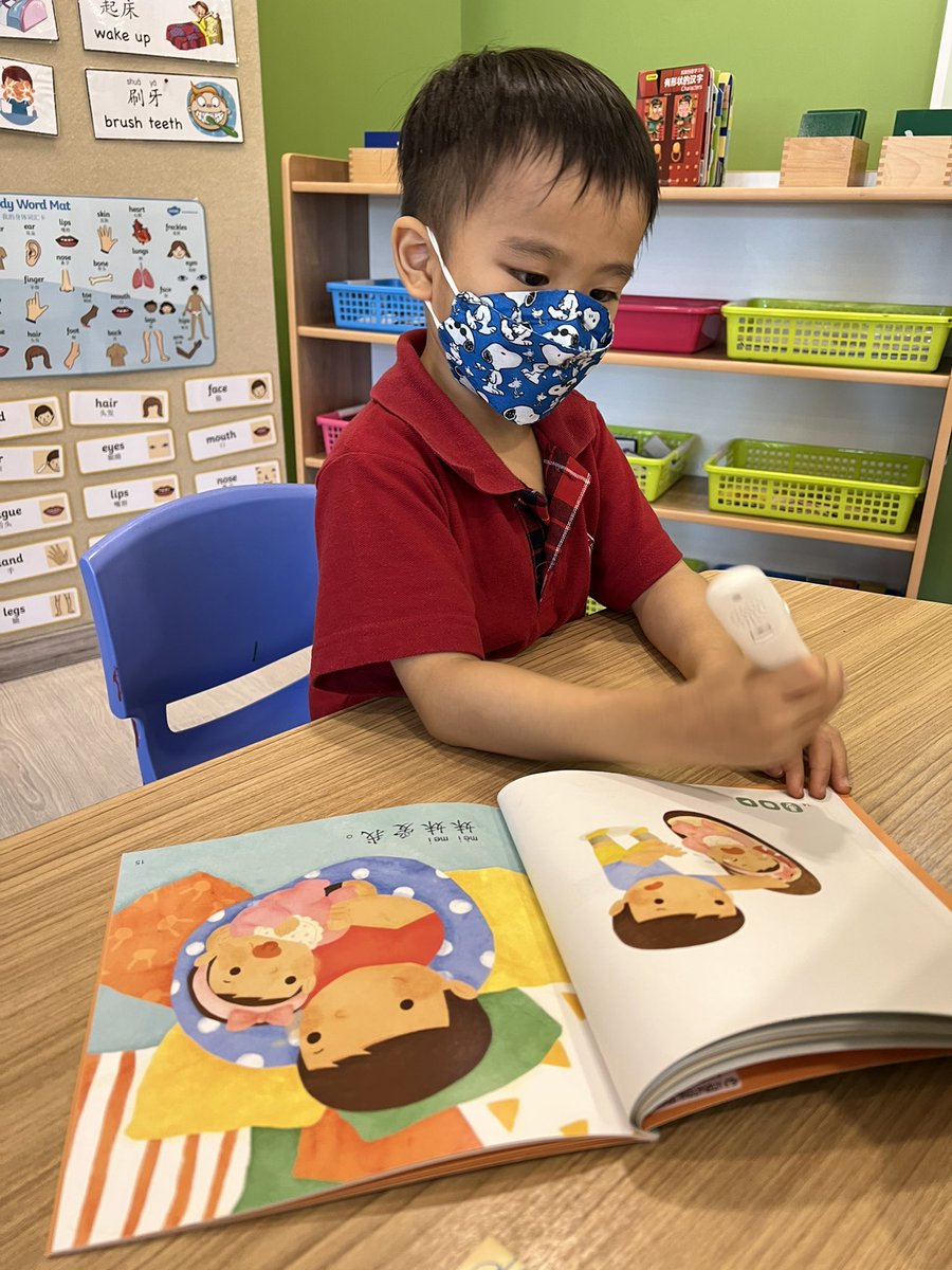 vickyyhengg's tweet photo. #TalkingPen is really a powerful tool helping children to pick up new words. They listen to the audios and record their reading with it — super fun 🥳 #Reading #Bilingual #Mandarin #HIS_learning @HIS_Preschool https://t.co/xUXnxaF9CN
