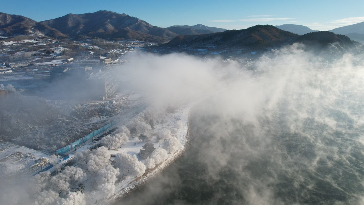 shanghaidaily's tweet photo. Fairyland on earth...Enjoy this #winter wonders of #rime captured on Thursday morning along the #Songhua River in northeast China's #Jilin Province (Photos: Imaginechina) #AmazingChina #WinterWonderland https://t.co/vHmFi76prP