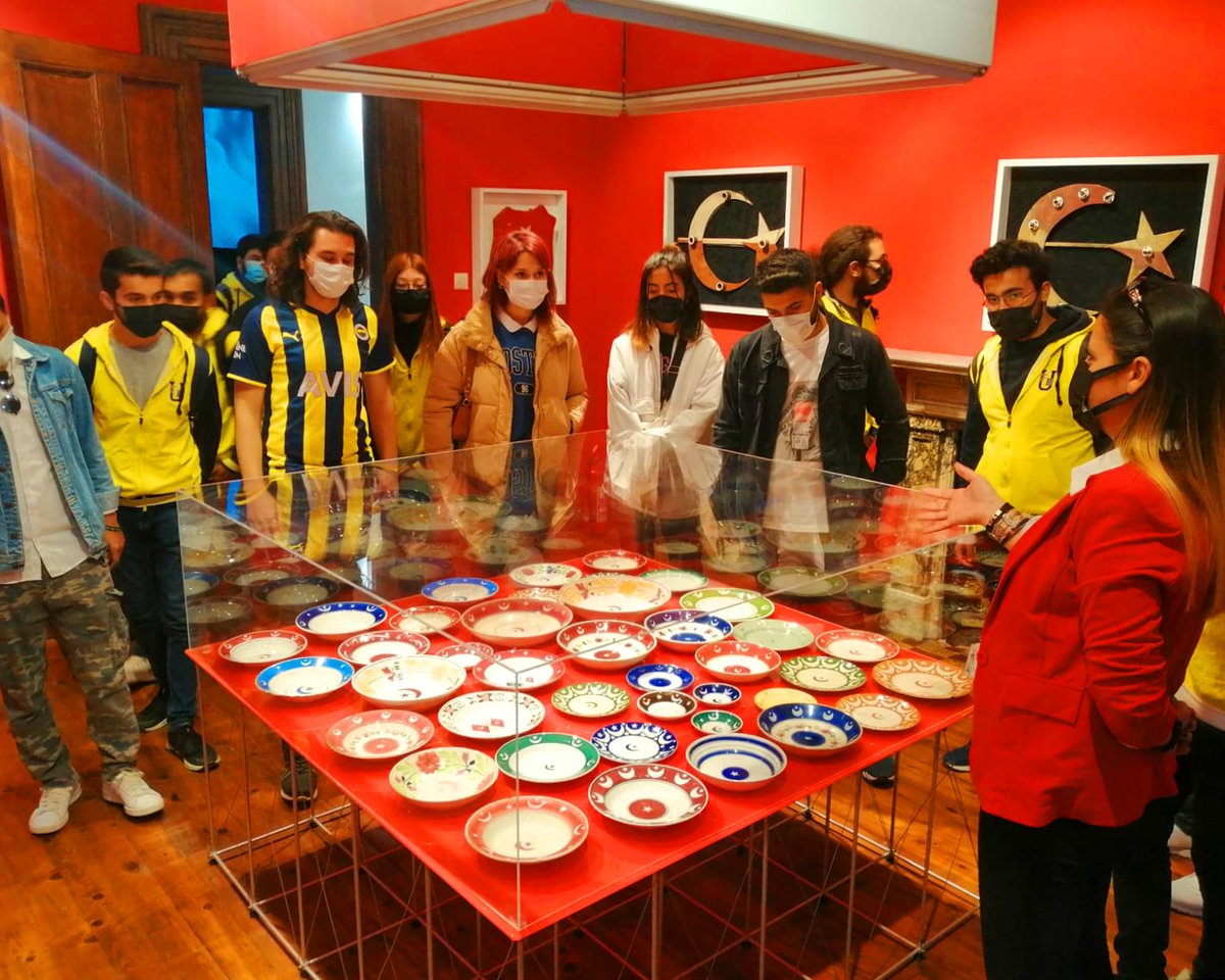 deubayrakmuzesi's tweet photo. Müzemizi ziyaret eden Üniversiteli Fenerbahçeliler Birliği üyelerine, sevgili öğrencilerimize çok teşekkür ederiz 🇹🇷 Sahadaki centilmenliklerini #BayrakMüzesi ziyaretlerinde de gösterdiler 🙏
@1907unifeb #Fenerbahce #UniFB #UniFeb @Fenerbahce https://t.co/Ofoz9rOnUz