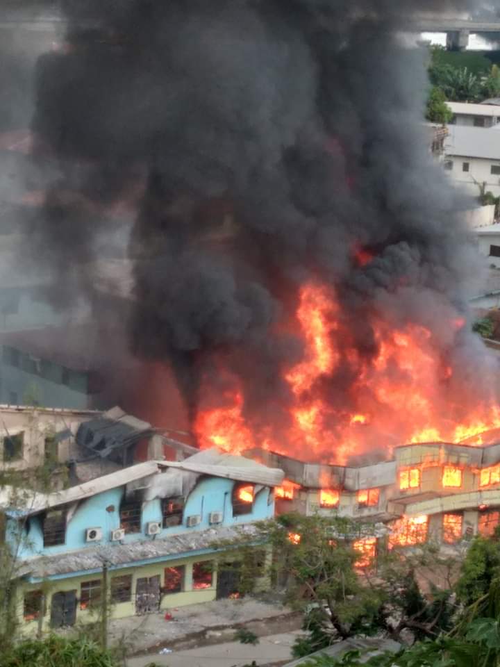ernieyet's tweet photo. Today is a sad chapter in 🇸🇧history, a repeat of our 2006 riots where our Chinese business community were largely victimized again in a political rift they played no part in. Day2 of non-stop rioting, police forced to leave Chinatown at the hands of thousands of looters. https://t.co/M5Kgj7b0nP