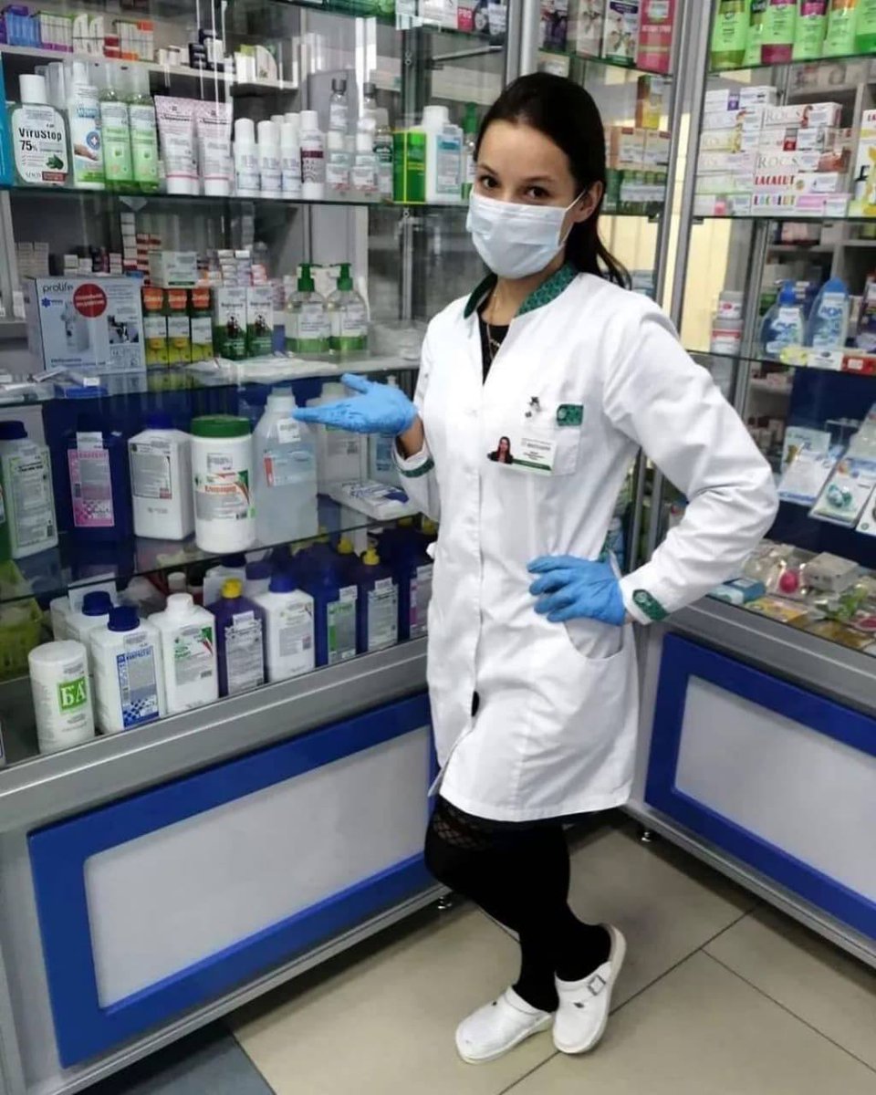 В Балашихе женщине стало плохо в квартире, её 12-летний сын позвонил 03. Но маме быстро стало хуже, мальчик побежал в аптеку. Фармацевт опознала у его мамы признаки инфаркта, взяла лекарства, закрыла аптеку и побежала за мальчиком.
Благодаря фармацевту маму спасли.

Молодчинка!