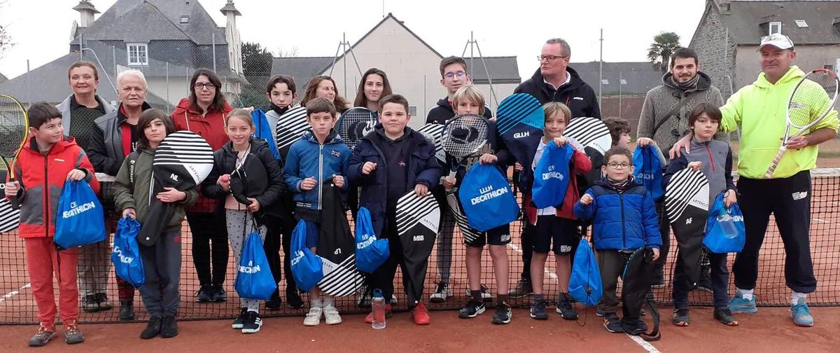 SQPx_ville's tweet photo. 🎾Remise des équipements aux jeunes du Saint-Quay-Portrieux Tennis Club. Succès de l'opération : + 30 adhérents👍 @SaintQuayTennis avec @decathlon Trégueux. Via @OuestFrance22 : https://t.co/wcEhqO0v0U https://t.co/h51FJ1wt6I