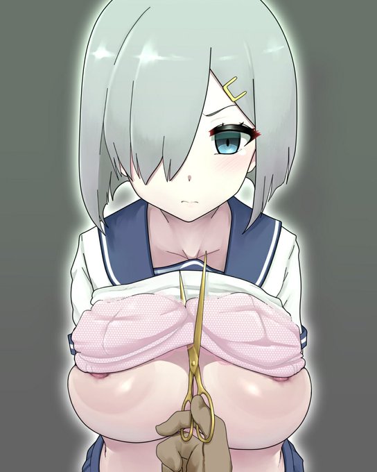 #浜風進水日 
進水式でテープカットされる浜風。 