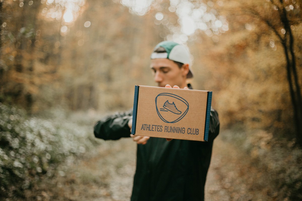 La dernière édition de l’année arrive au sprint 👟 3 indices sur la box de décembre 👇🏻
✨ Un superbe accessoire textile
⚡️ On vous accompagne pour courir pendant les fêtes 
❄️ Vous allez prendre soin de vous cet hiver 
Foncez vous abonner  👉 buff.ly/3CQexot
#wearc