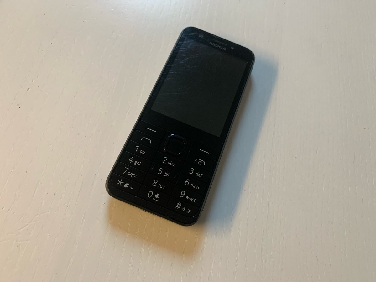 DavorinPavlica's tweet photo. V @Odbita je danes @anzet omenil peer pressure otrok, da bi imeli telefone. Če komu pomaga:
- 10 letnik ima telefon. Nokio. Na sliki. Vzame ga za na trening ali ko gre ven.
- za doma ima star iPhone 6 brez SIM, kjer lahko brez omejitev posluša musko, ostalo urejeno v Screen Time. https://t.co/Rn0WWTnKqL
