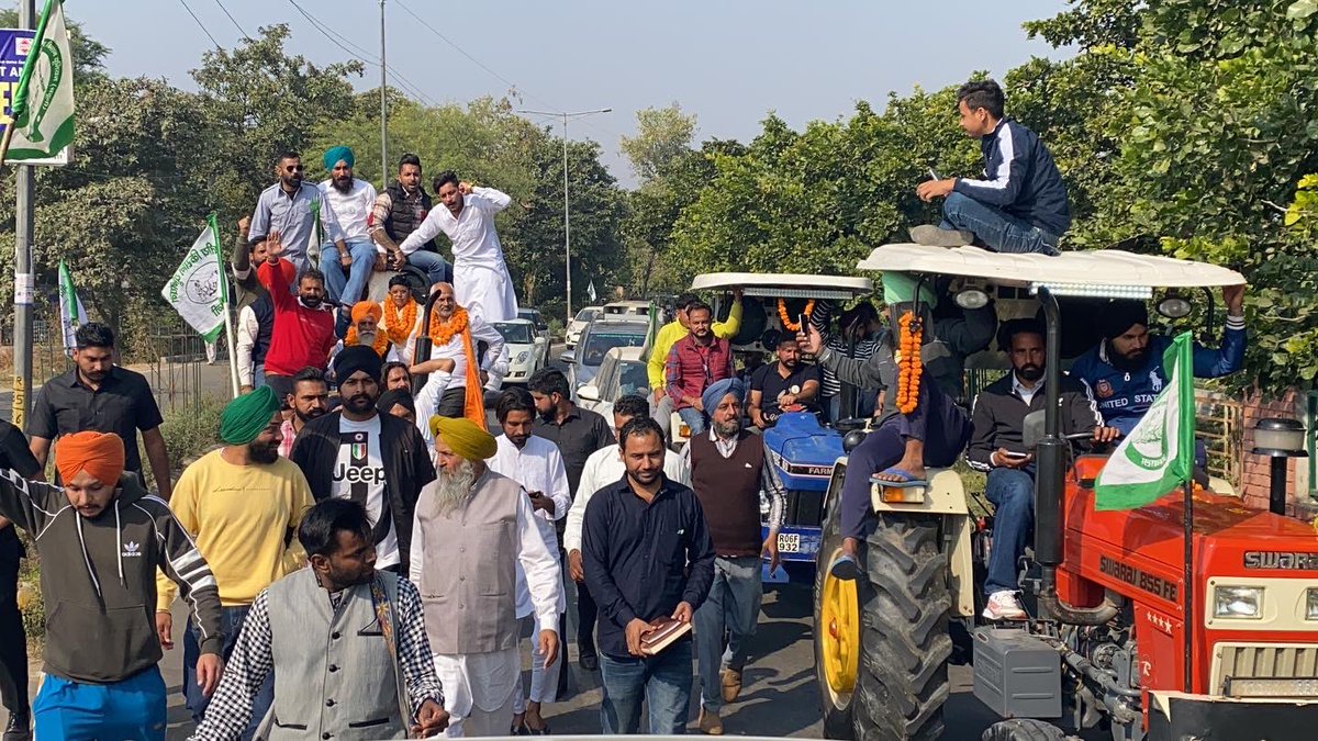 GurnamsinghBku's tweet photo. अंबाला में रखे गए संविधान, देश, किसान - मजदूर बचाओ सम्मेलन में जाते हुए...

@ikantaallaria @BKU_Charuni https://t.co/iOIhe3aWbl