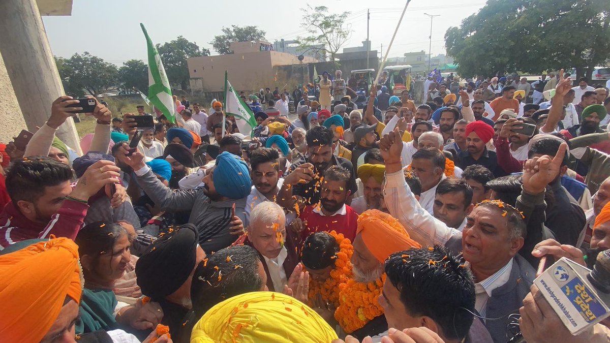 GurnamsinghBku's tweet photo. अंबाला में रखे गए संविधान, देश, किसान - मजदूर बचाओ सम्मेलन में जाते हुए...

@ikantaallaria @BKU_Charuni https://t.co/iOIhe3aWbl