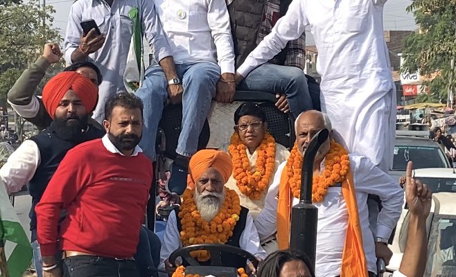 GurnamsinghBku's tweet photo. अंबाला में रखे गए संविधान, देश, किसान - मजदूर बचाओ सम्मेलन में जाते हुए...

@ikantaallaria @BKU_Charuni https://t.co/iOIhe3aWbl