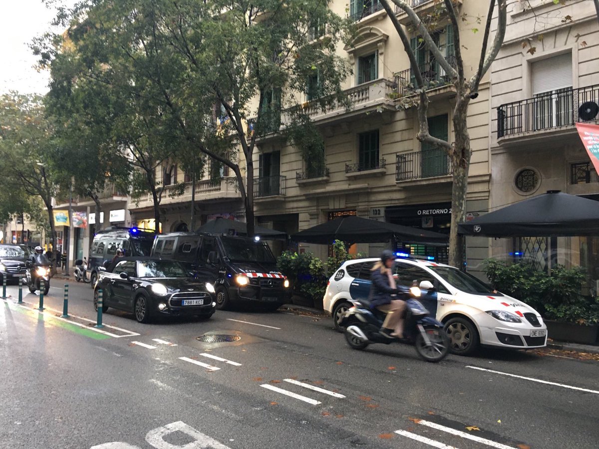 ⚠️ALERTA⚠️ ENS HAN DESALLOTJAT

Esgar Puig S.L, amb la complicitat dels Mossos i el Districte ens acaben de fer fora del nostre casal, un element imprescindible per a l'Esquerra de l'Eixample

No ens quedarem de braços plegats, #LaLinaEsQueda al barri!
