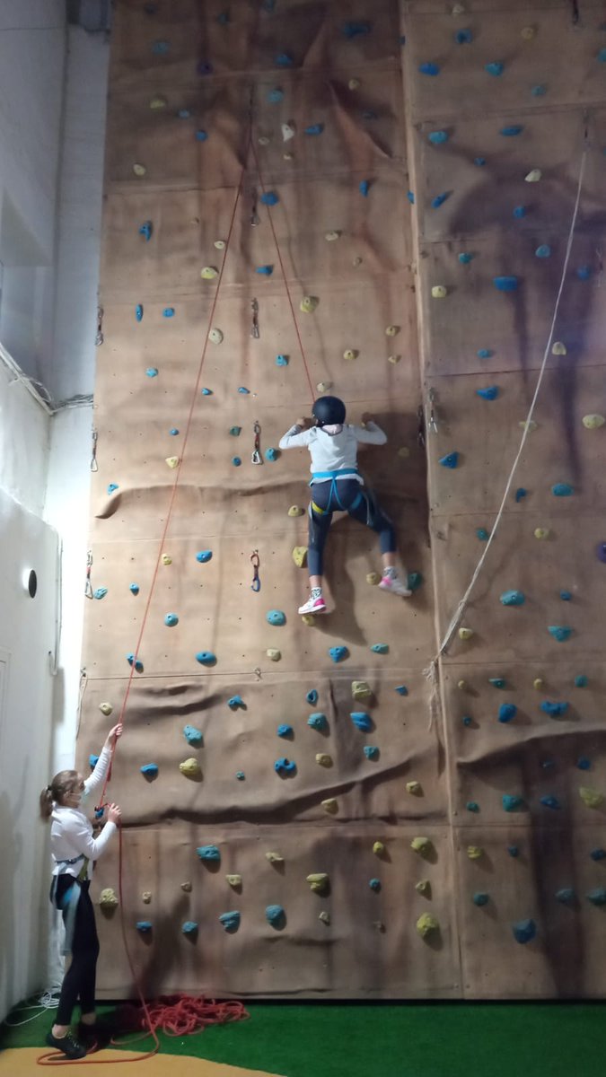 SFPaulaDeportes's tweet photo. 🔵⚪ESCALADA @SFPaulaDeportes 🔵⚪

➡️Nuestros pequeños deportistas disfrutan de la actividad de escalada en el rocódromo de @SFPaulaColegio. ¡A disfrutar aprendiendo 🧗‍♀️🧗! https://t.co/7I75zcuQLo