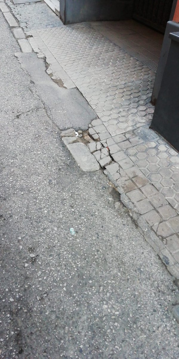 Buenos días. Rogamos revisen los bordillos desplazados a la altura de la calle Boteros 27, en la estrechez están provocando caída de menores y mayores en estos días de tanta afluencia de personas al centro de la ciudad. Gracias. <a href="/Ayto_Sevilla/">Ayuntamiento de Sevilla</a> <a href="/EmergenciasSev/">Emergencias Sevilla</a>