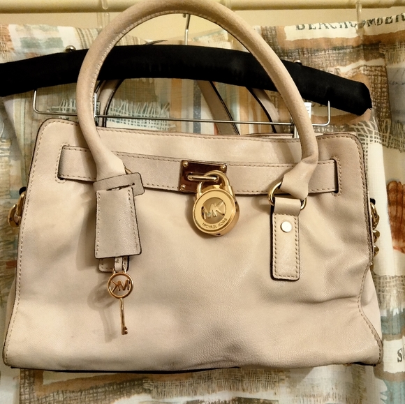 Jocepandasclos1's tweet image. So good I had to share! Check out all the items I&apos;m loving on @Poshmarkapp #poshmark #fashion #style #shopmycloset #marlawynne #incase #michaelkors: posh.mk/nFoM4GV3slb