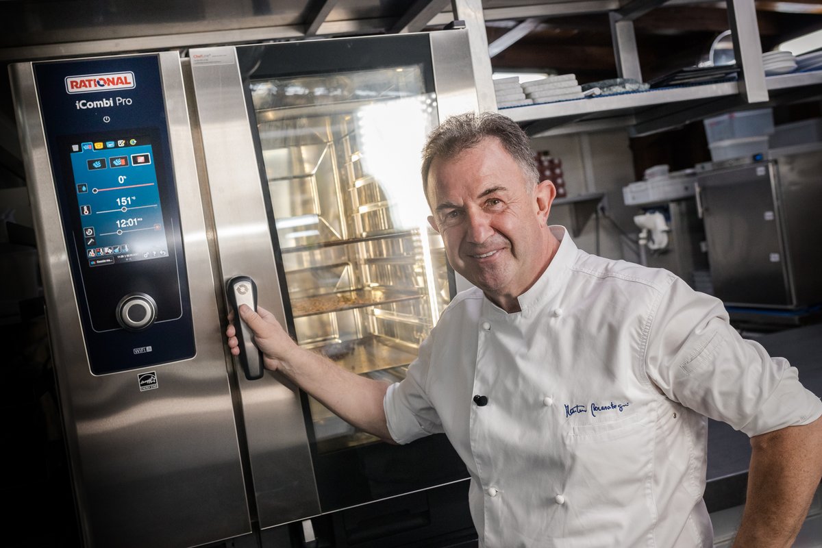 FACYRE's tweet image. 👉 El chef 12 estrellas Michelin @Berasategui tiene un gran aliado en su restaurante en Lasarte-Oria, la casa madre: los equipos #iCombiPro e #iVarioPro de @RATIONAL_AG 

No te pierdas su historia 📲 bddy.me/3CrnbJS