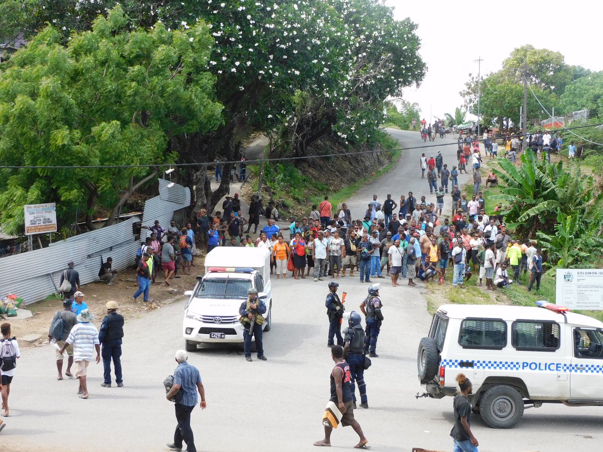 leotina_a's tweet photo. Finally the PM has made his statement this evening.
HE IS NOT STEPPING DOWN
However he said "Australian Federal Police officers (AFP) expected to arrive in the country today". 
People talked "Are they going to quarantined for COVID restrictions?"
#solomonislands https://t.co/WvfEJrnLio