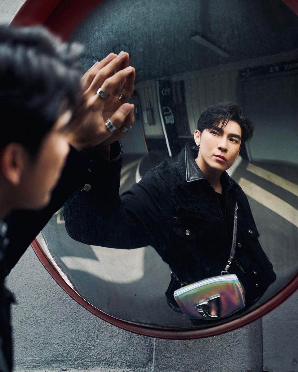 ELLEThailand's tweet photo. หนุ่มมิว ศุภศิษฏ์ @MSuppasit พร้อมกับกระเป๋า 3.5 Bag จาก @dolcegabbana กระเป๋าหนังลูกวัว โลโก้ DG แบบไขว้มาในโทนสีโฮโลแกรมสะดุดตาที่สามารถมิกซ์แอนด์แมตช์ลุคได้ตั้งแต่เช้าจรดค่ำ อัพเกรดลุคสุดคูลให้โดดเด่นยิ่งขึ้นตามสไตล์หนุ่มแฟ

#DolceGabbana #MewSuppasit https://t.co/iHvetMWs7V