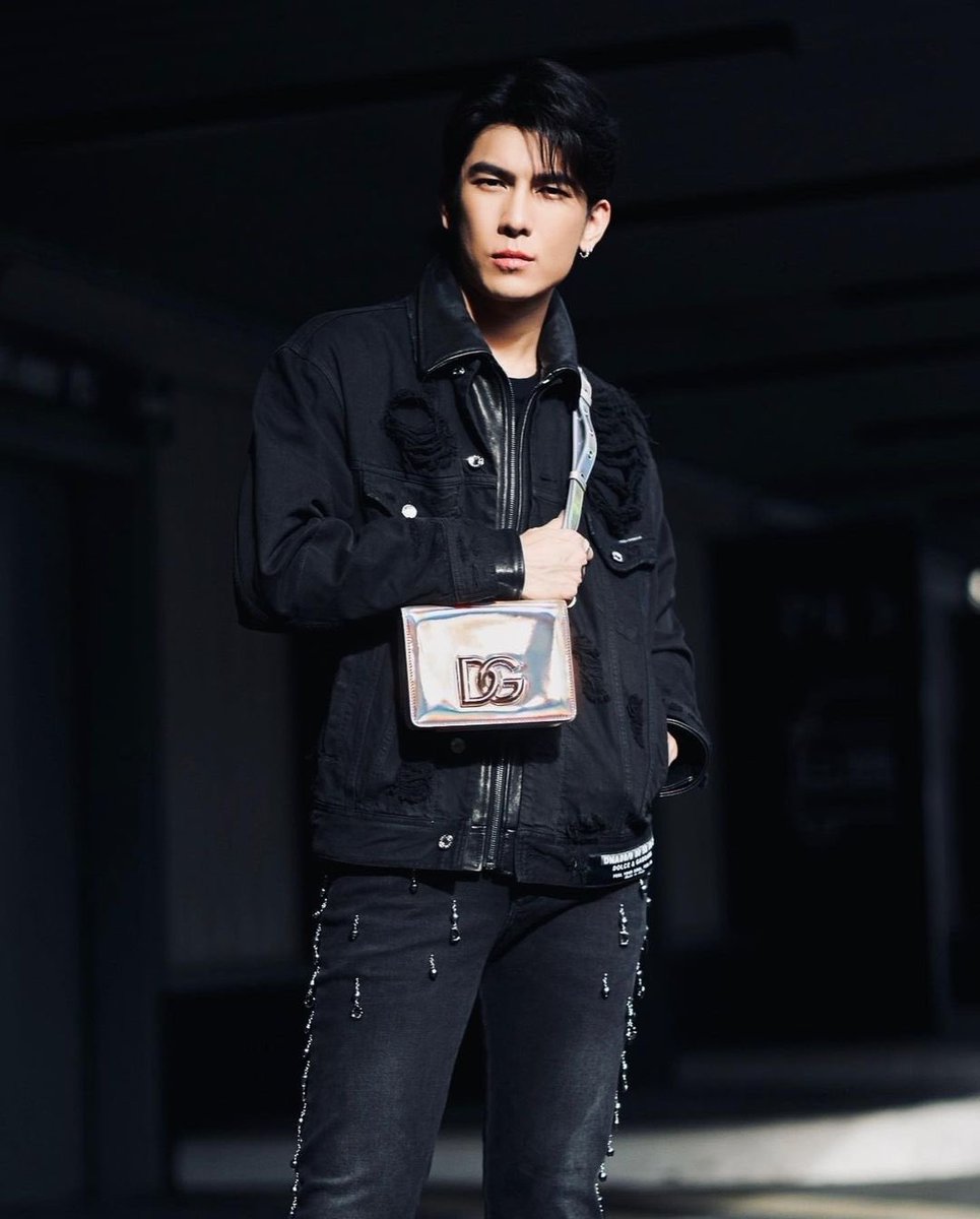ELLEThailand's tweet photo. หนุ่มมิว ศุภศิษฏ์ @MSuppasit พร้อมกับกระเป๋า 3.5 Bag จาก @dolcegabbana กระเป๋าหนังลูกวัว โลโก้ DG แบบไขว้มาในโทนสีโฮโลแกรมสะดุดตาที่สามารถมิกซ์แอนด์แมตช์ลุคได้ตั้งแต่เช้าจรดค่ำ อัพเกรดลุคสุดคูลให้โดดเด่นยิ่งขึ้นตามสไตล์หนุ่มแฟ

#DolceGabbana #MewSuppasit https://t.co/iHvetMWs7V