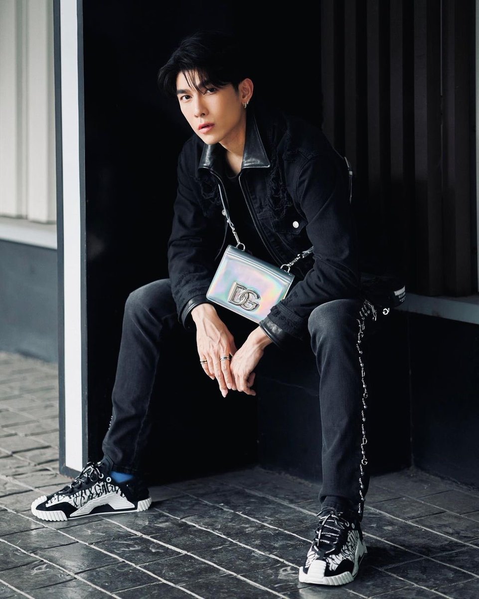 ELLEThailand's tweet photo. หนุ่มมิว ศุภศิษฏ์ @MSuppasit พร้อมกับกระเป๋า 3.5 Bag จาก @dolcegabbana กระเป๋าหนังลูกวัว โลโก้ DG แบบไขว้มาในโทนสีโฮโลแกรมสะดุดตาที่สามารถมิกซ์แอนด์แมตช์ลุคได้ตั้งแต่เช้าจรดค่ำ อัพเกรดลุคสุดคูลให้โดดเด่นยิ่งขึ้นตามสไตล์หนุ่มแฟ

#DolceGabbana #MewSuppasit https://t.co/iHvetMWs7V