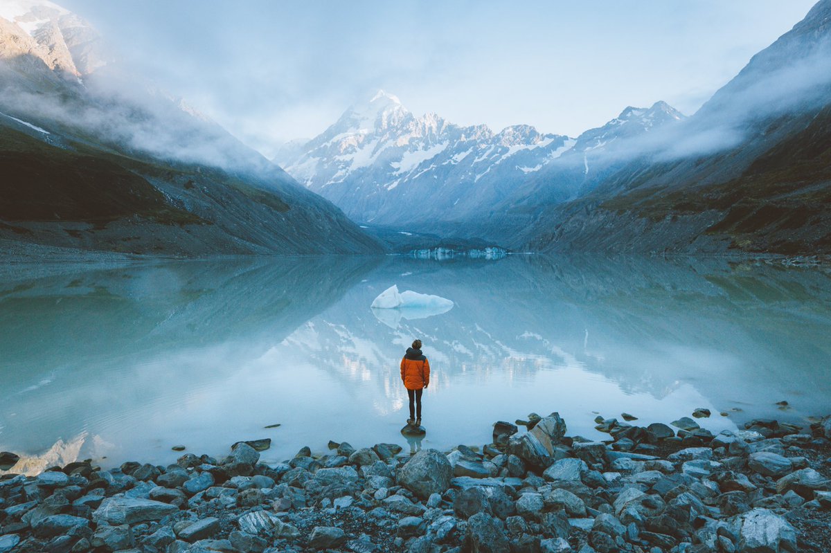 Вершина горы. Different view. Панорама парижа ла дефанс. Национальный парк банф. Путешественник в горах.