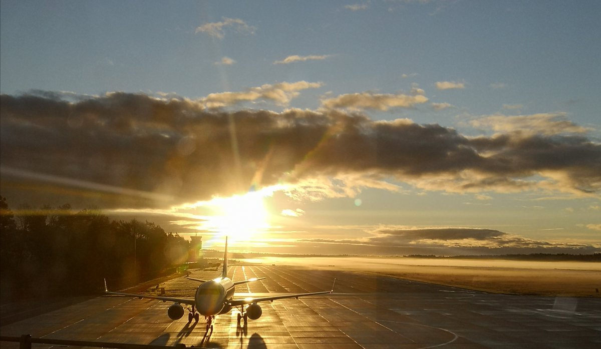 SzczecinAirport's tweet photo. Wtorek pochmurny, środa pochmurna, czwartek zapowiada się podobnie...😒
Dlatego My przesyłamy Wam trochę Słońca z poniedziałkowego poranka ☀️☺️☀️
✈️@LOTPLAirlines #Embraer170 #LatamzeSzczecina #SZZWAW #flySZZ #flyLOT https://t.co/szriu3xOXu