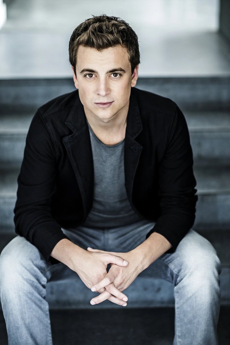 Gundiscover's tweet photo. Zaterdag 27/11 gingen we normaal naar het concert van Niels Destadsbader in het sportpaleis. 
Nu zit ik sinds gisteren in quarantaine en kan dus jammer genoeg niet gaan. Ik vroeg me daarom af of er iemand interesse heeft in een onverwacht uitje? 1 tot 3 tickets verkrijgbaar. https://t.co/xbExSqChky