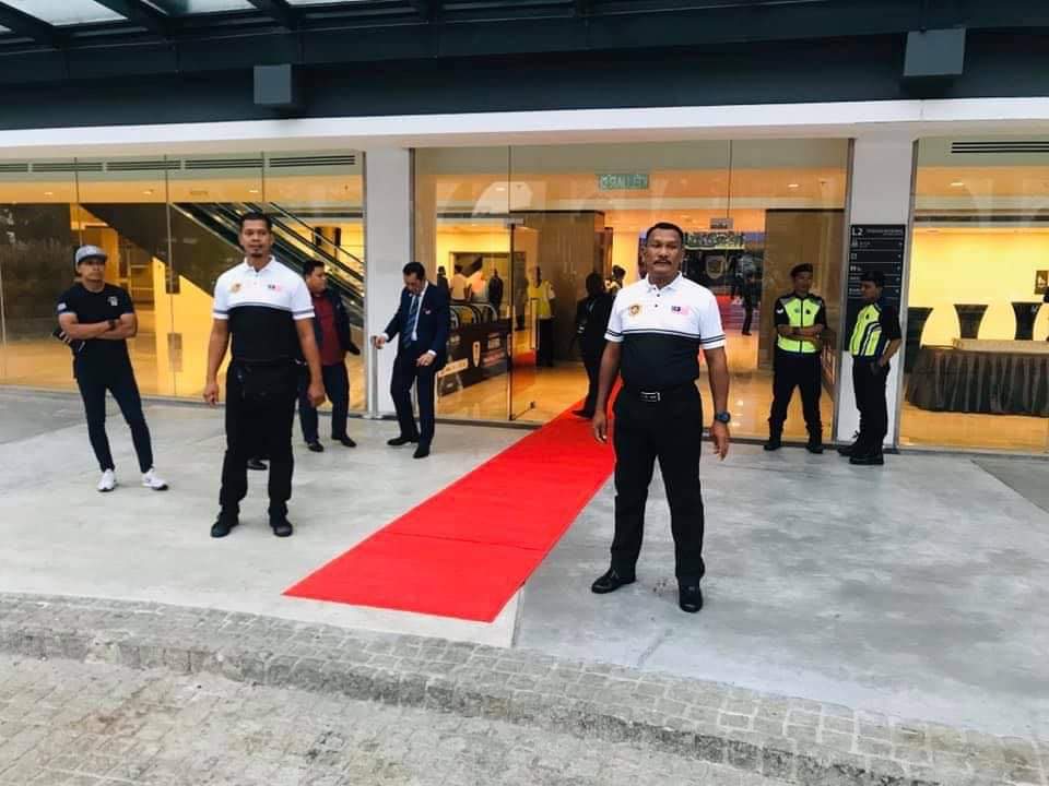 KLNetizens's tweet photo. CREW EVENT BUKIT JALIL DIPERLUKAN

Pekerja untuk menjaga event Stadium Bukit Jalil diperlukan segera. Event Final Piala Malaysia, 30hb November.

Kerja satu hari RM100, gaji cash.

WhatsApp : https://t.co/BkDQUBeEzy

#JawatanKosongKLN https://t.co/9FA6HArhPO