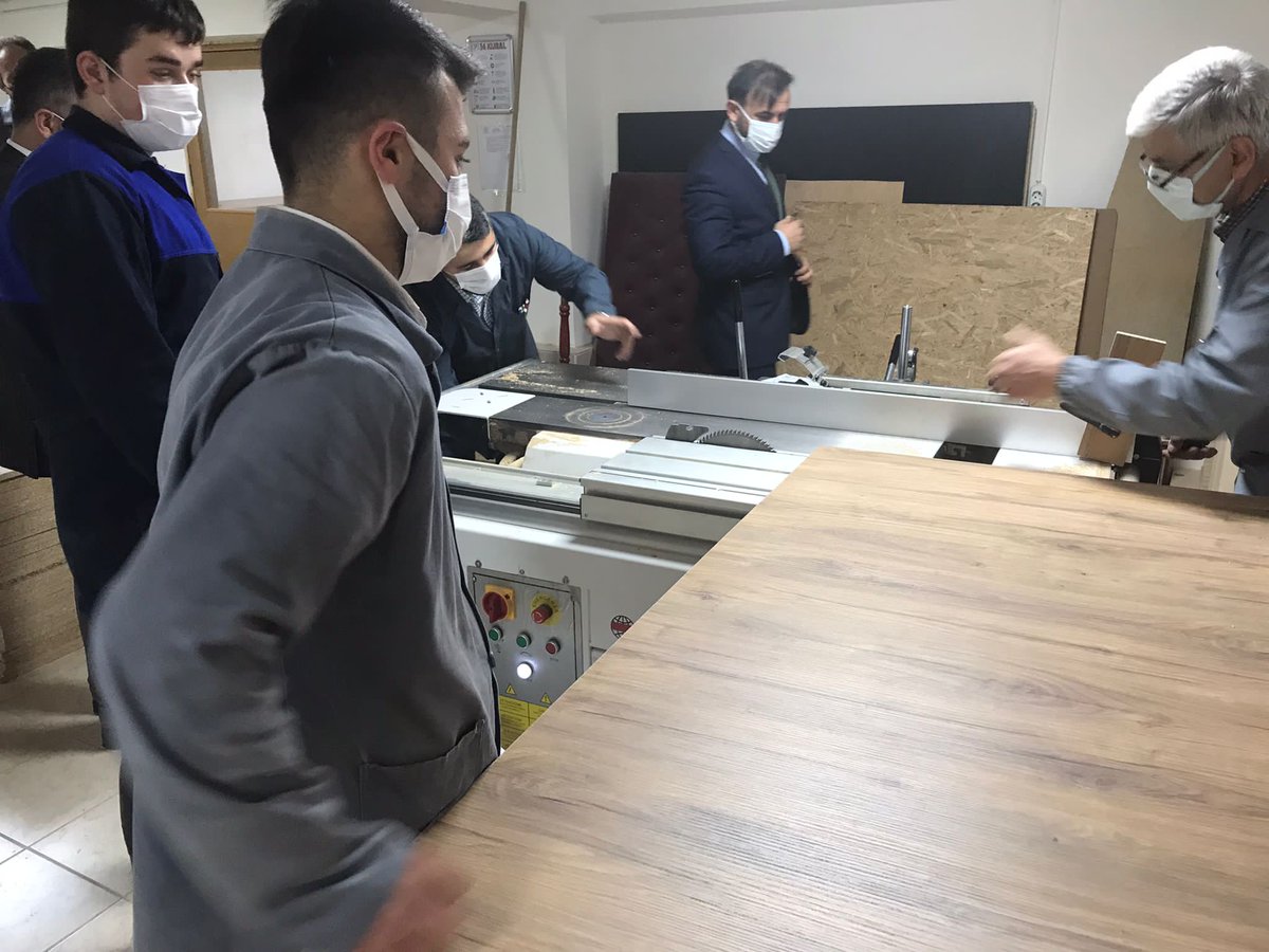 Bakanlığımız tarafından başlatılan #KütüphanesizOkulKalmayacak Projesi kapsamında kurulacak kütüphanelerin malzemelerini üreten okullarımızdan olan İlkadım Mesleki Eğitim Merkezi çalışmalarına devam ediyor. <a href="/tcmeb/">Millî Eğitim Bakanlığı</a> <a href="/zulkifdagli/">Doç. Dr. Zülkif Dağlı</a> <a href="/gokhanmurat1/">Murat YİĞİT</a>