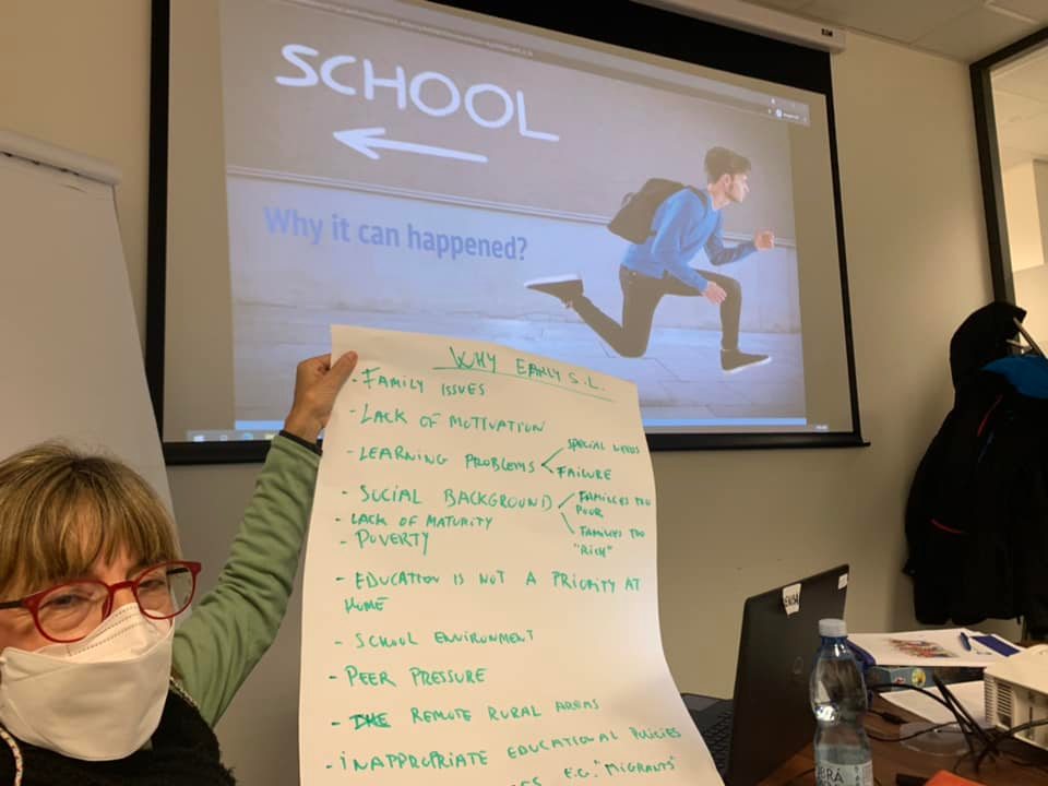 CEPATeresa's tweet photo. Nuestro profesorado reflexionando sobre abandono educativo temprano y desarrollando ideas sobre el fomento del pensamiento crítico y creativo en el alumnado adulto en #Prga 🇨🇿 #MiErasmusPlus #IMCESL @sepiegob @educajccm @EPALE_ES https://t.co/n7P6qeLQvU