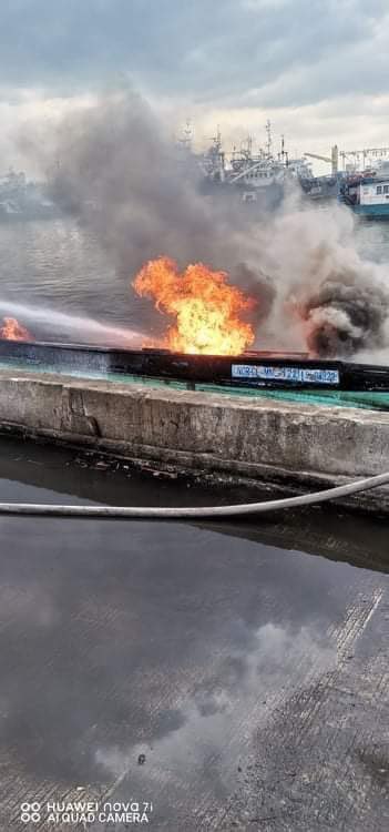 NutshellPh's tweet photo. LOOK: A boat caught fire at Fishport Pier 3, Brgy. NBBN, Navotas City this Thursday afternoon, Nov. 25.

Photo courtesy: BFP-NCR https://t.co/TZKxhWd8n5