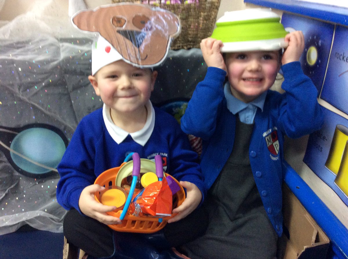 MPPS_Wirral's tweet image. Picnic 🧺 on the moon 🌑... yes please 😋😋 #whatevernext #eyfs